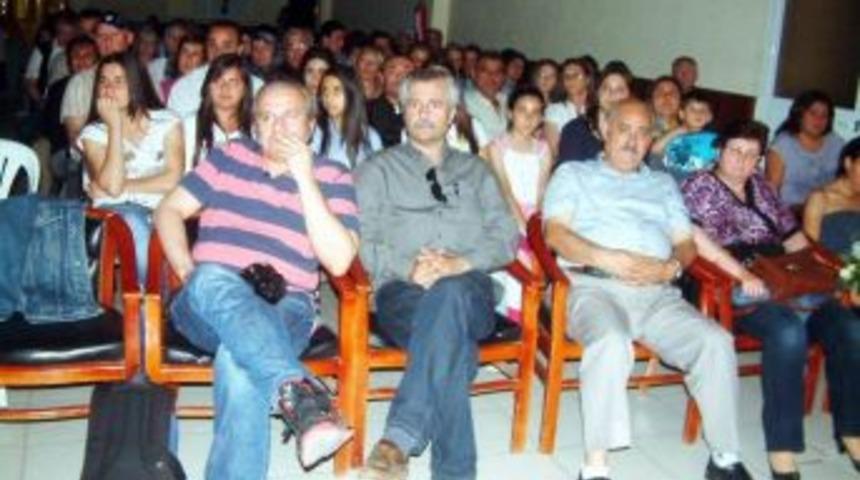 Burhaniye'de Liseli Tiyatrocuların Oyunu İlgi G&ouml;rd&uuml;