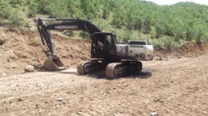 Vali &Ccedil;olak Ter&ouml;ristlerin Yaktığı Şantiyede İncelemelerde Bulundu