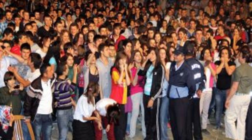 Ulaş Oral &Ccedil;ilek Festivalinde Eğlendirdi