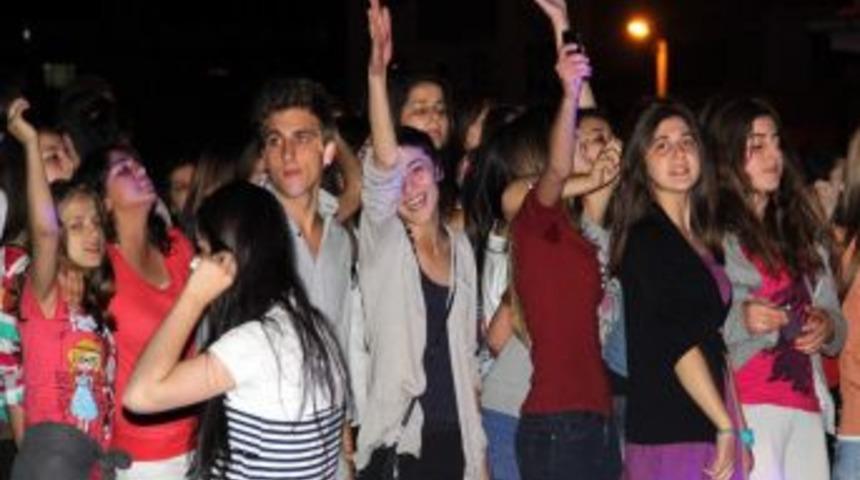 &Ccedil;ilek Festivalinde Zemheri Gurubu Eğlendirdi