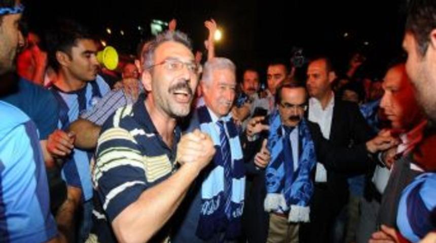 Belediye &Ouml;n&uuml;nde Havai Fişekli Kutlama