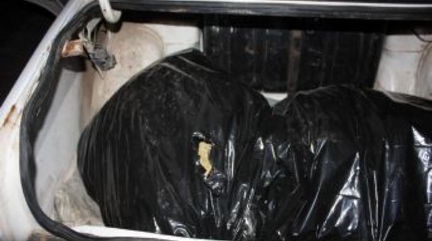 Polisten Ka&ccedil;an Otomobilde 17 Kilo Esrar &Ccedil;ıktı