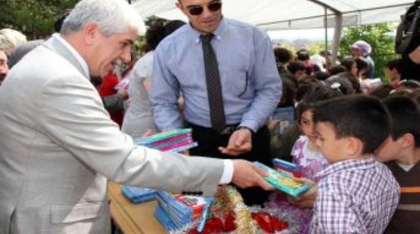 Başkan Sakallı &Ouml;ğrencilere Kitap Hediye Etti