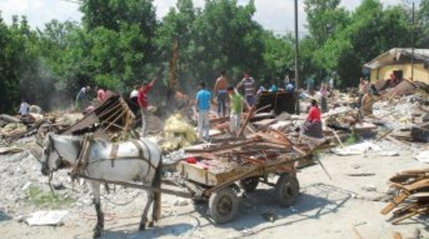 D&uuml;zce'de Prefabriklerde Olaylı Yıkım