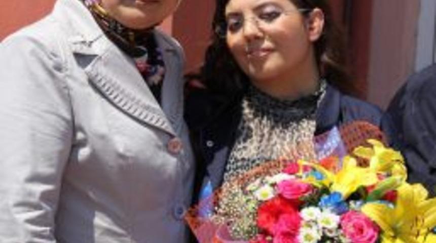 Bedensel Engelli Hemşire Adayı Birincilikle Mezun Oldu