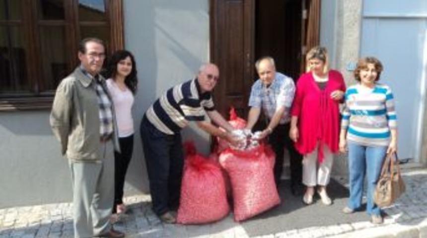 &Ouml;demiş'te İpekb&ouml;cek&ccedil;iliğinde Yılın İlk Hasadı: 2 Kutu Larvayı 35 G&uuml;nde Yetiştirdiler