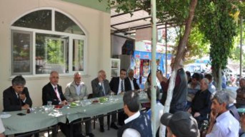 Vali Tuna K&ouml;yl&uuml;leri Dinledi