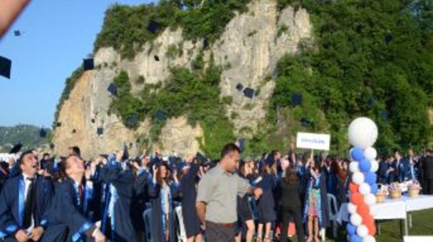 BE&Uuml;'de &Ouml;ğrenciler, Mezuniyet Sevinci Yaşadı