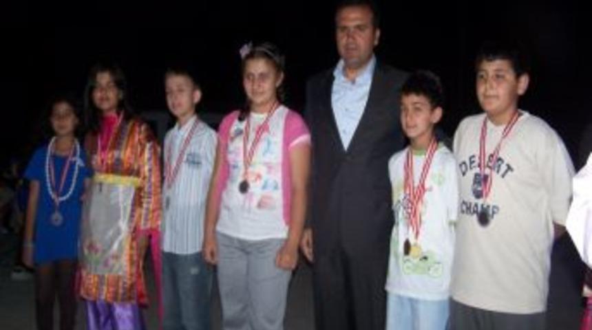 &Ouml;zel Finike Koleji Mezunlarını Verdi