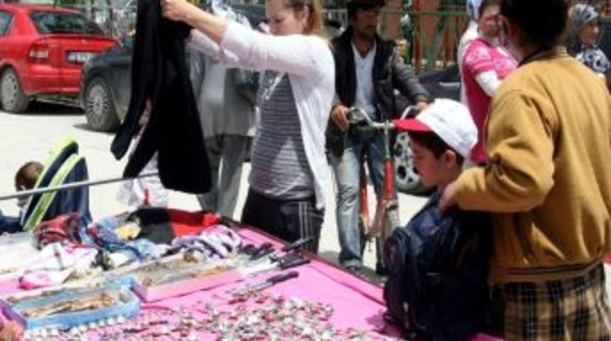 Eskişehir'de Bir İşportacının Okul &Ouml;n&uuml;nde Bı&ccedil;ak Satmasına Tepki