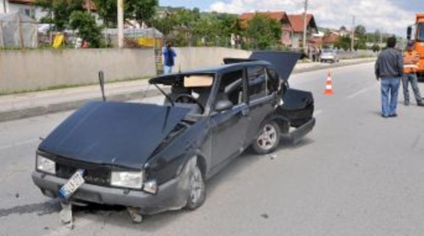 Elektrik Direğine &Ccedil;arpan Otomobil İkiye B&ouml;l&uuml;nd&uuml;