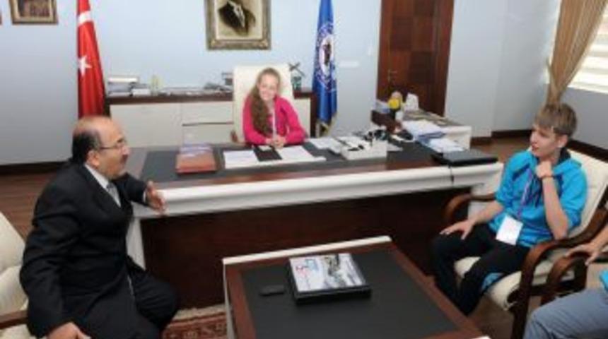 T&uuml;rk&ccedil;e Sevdalıları'ndan G&uuml;mr&uuml;k&ccedil;&uuml;oğlu'na Ziyaret