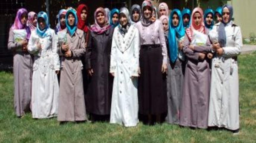 Adıyamanlılar Vakfı Kur'an-I Kerim Dağıttı