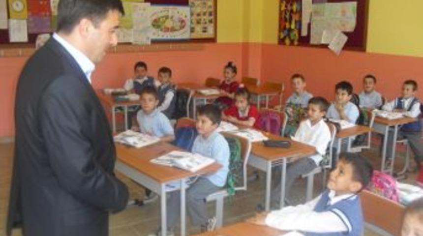 Kaymakam okullarda diş fır&ccedil;ası dağıtıyor