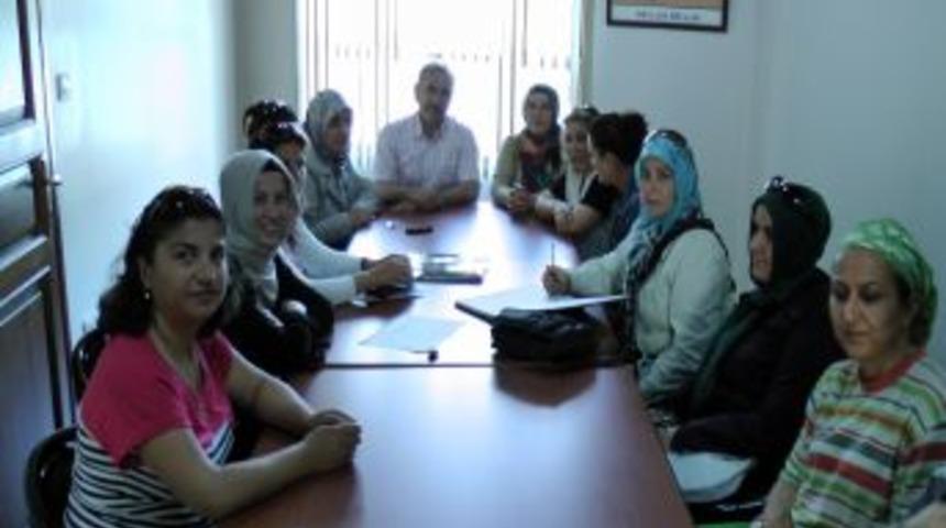 Ak Parti Ak&ccedil;akoca Kadınlar Kolu Sezeryan Ve K&uuml;rtaj Konularıyla Toplandı