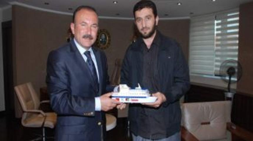 Doğan'a Mavi Marmara Maketi