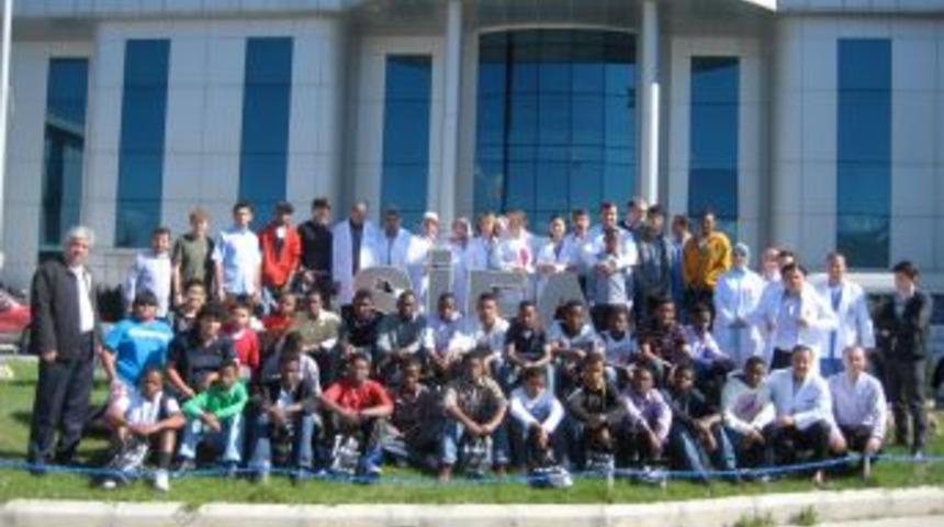 Yaz Tatilini &Uuml;lkelerinde Ge&ccedil;irecek Olan Afrikalı &Ouml;ğrencilerden Veda Ziyareti