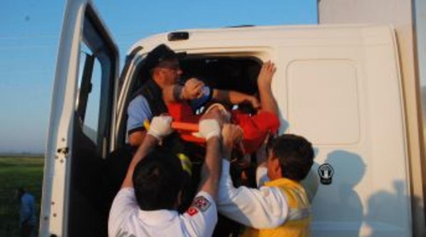 Kabinde Sıkışan Yaralıyı İtfaiye Kurtardı