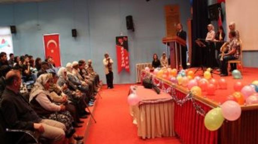 &Uuml;niversite &Ouml;ğrencileri, Huzurevi Sakinlerini Mutlu Etti