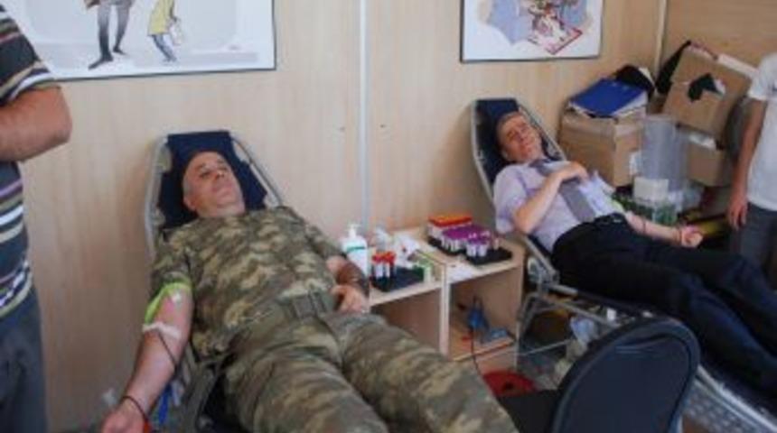 Garnizon Komutanı Ve Emniyet M&uuml;d&uuml;r&uuml; Kızılay&rsquo;a Kan Bağışı Yaptı