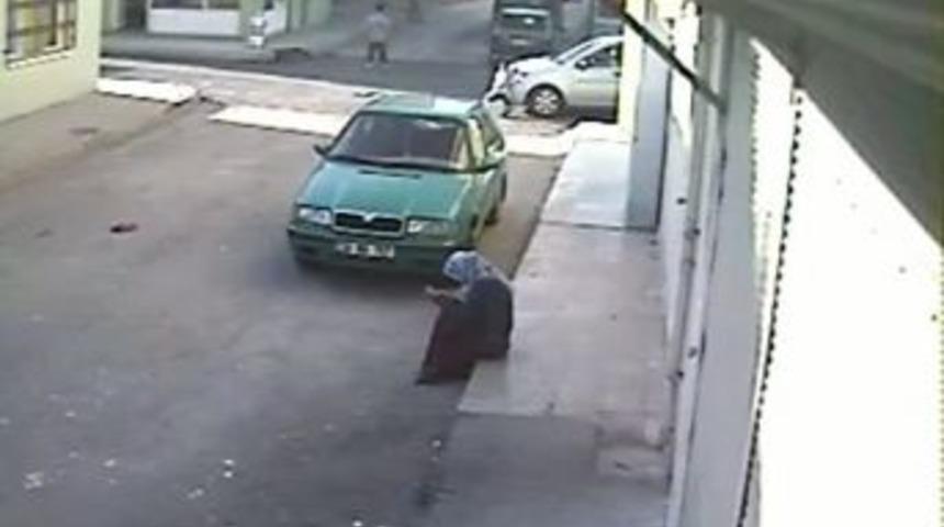 Otomobilin Altında Kalan K&uuml;&ccedil;&uuml;k &Ccedil;ocuk Yaralandı