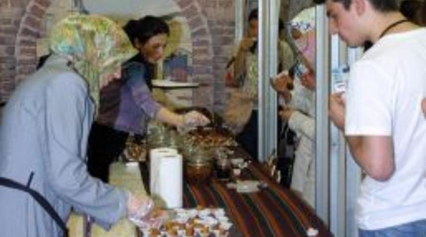 T&uuml;rk&ccedil;e Olimpiyatları K&uuml;lt&uuml;r Ş&ouml;leni&rsquo;nde Azeri Baklavası Ilgi G&ouml;rd&uuml;