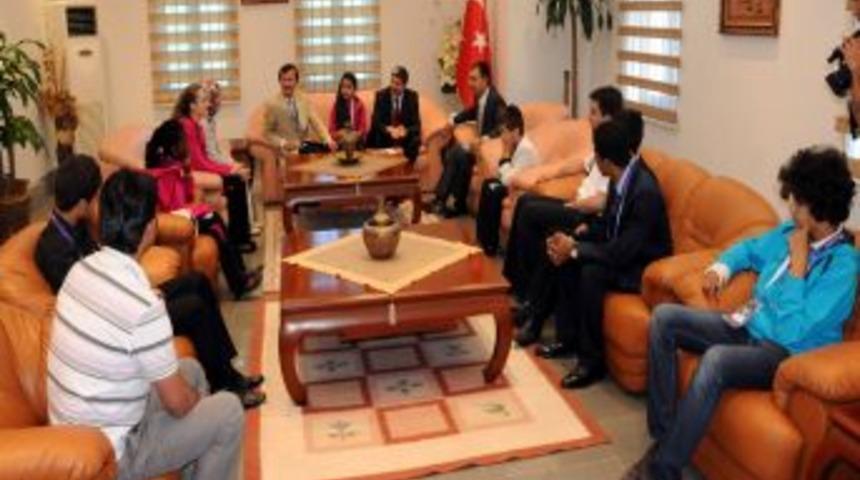 D&uuml;nya &Ccedil;ocukları, Diyarbakır Valisi Toprak&rsquo;ı Ziyaret Etti