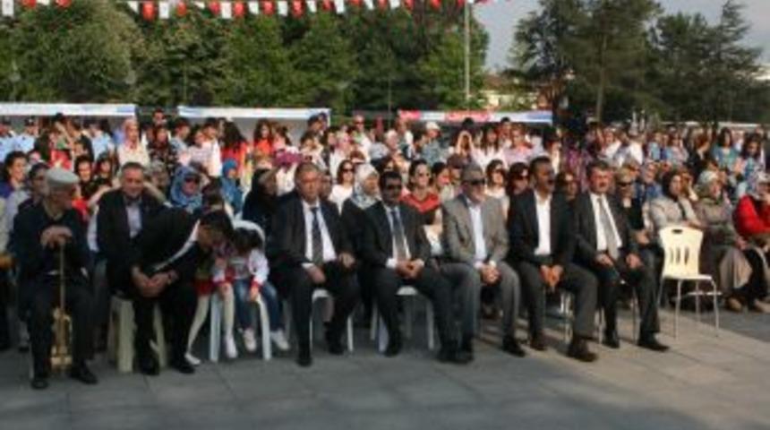 D&uuml;zce Belediyesi Halkoyunları Festivali Renkli G&ouml;r&uuml;nt&uuml;lere Sahne Oldu