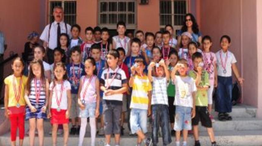 K&uuml;&ccedil;&uuml;k Satran&ccedil; Ustalarına Madalya