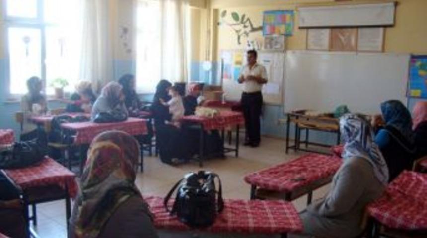 Okulda Velilere Seminer Verildi