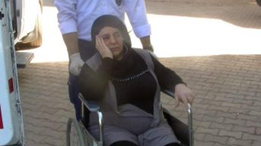 Otomobil Elektrik Direğine &Ccedil;arptı: 4 Yaralı