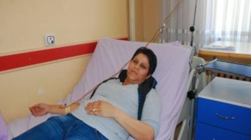 İki Defa Kanseri Yenen Kadın &Ccedil;alışıp Babasına Bakıyor