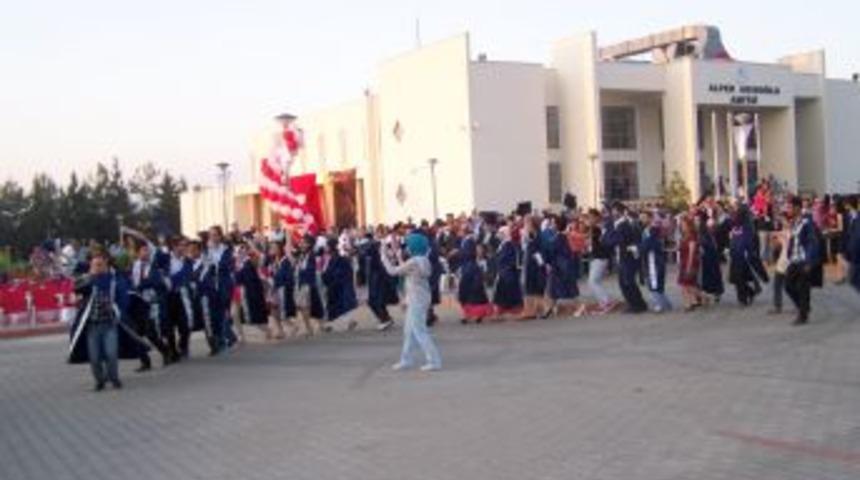 Ok&uuml;'de Mezuniyet T&ouml;reni Coşkusu