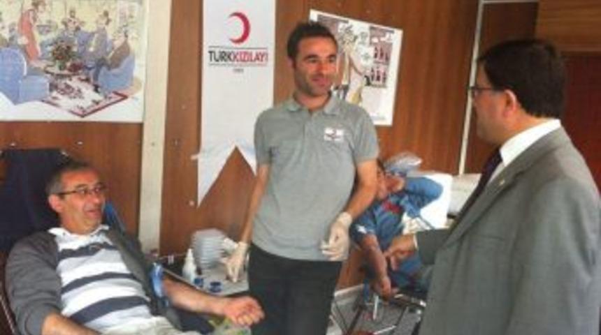 Ak Parti Yozgat Milletvekili Yusuf Başer Kızalay Kan Bağışı Tırını Ziyaret Etti