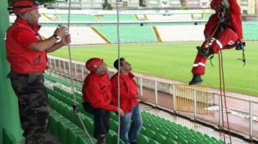 Akut Giresun Ekibi İp Tekniklerini Stadyum Trib&uuml;nlerinde &Ccedil;alıştı