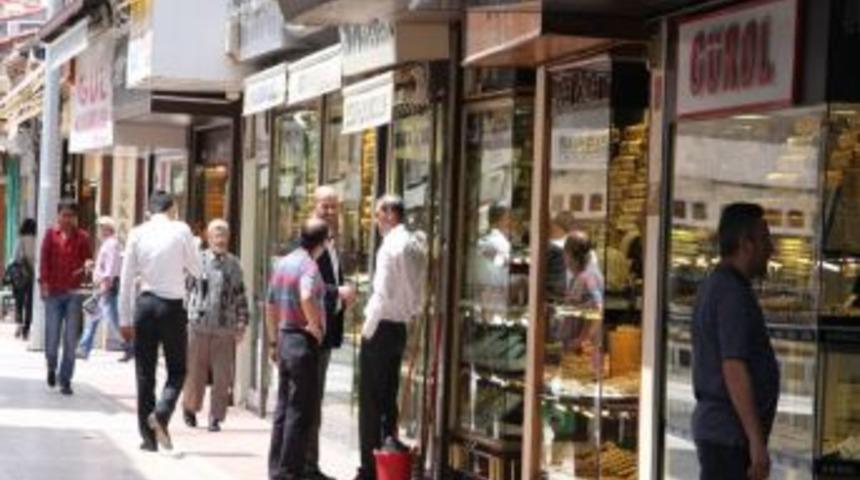 Polis, Eskişehir&rsquo;de Kameralardan Tespit Ettiği Hırsızı, İzmir&rsquo;de Yakaladı