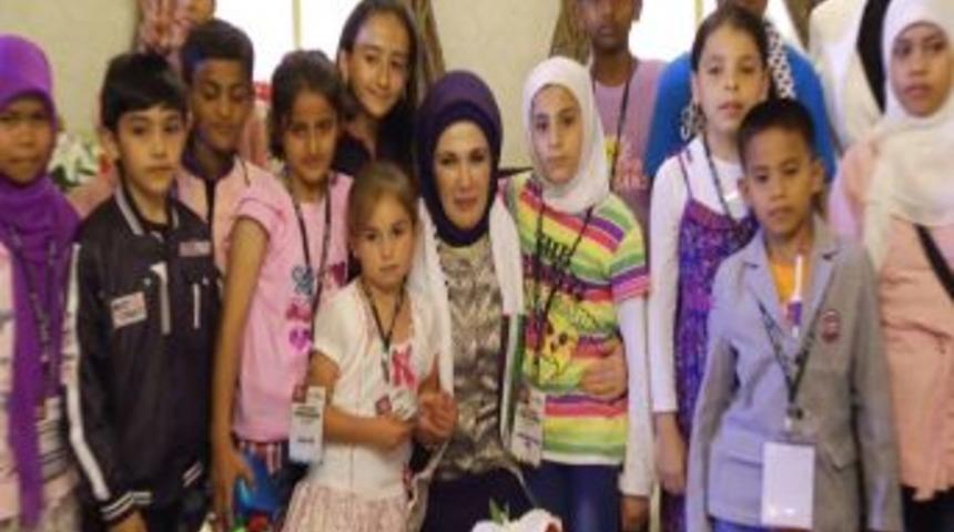 Emine Erdoğan, D&uuml;nya Yetimlerini Sevindirdi