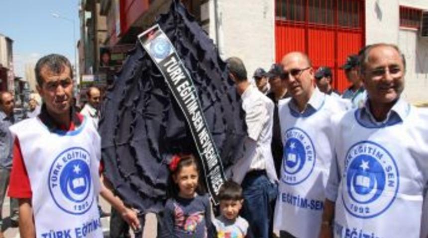 Ak Parti İl Başkanlığı Binası &Ouml;n&uuml;ne &Ccedil;elenk Koymak İsteyen Eğitimcilerle Polis Arasında Arbede