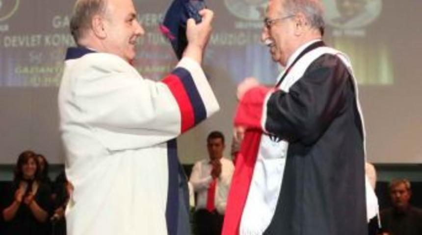 Y&uuml;cel Paşmak&ccedil;ı'ya Ga&uuml;n'den Fahri Doktora Unvanı Verildi