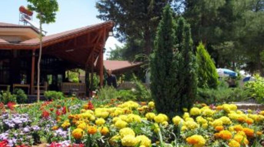 Araban Belediye Parkı Rengarenk &Ccedil;i&ccedil;eklerle Bezendi