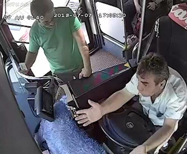 Hareket halindeki otob&uuml;ste yolcu-şof&ouml;r kavgası 1