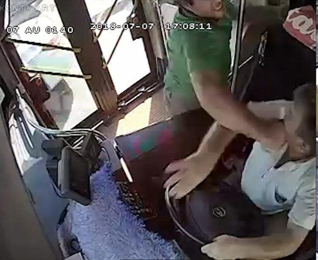 Hareket halindeki otob&uuml;ste yolcu-şof&ouml;r kavgası 2