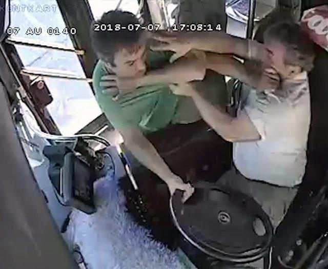 Hareket halindeki otob&uuml;ste yolcu-şof&ouml;r kavgası 3