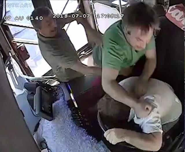 Hareket halindeki otob&uuml;ste yolcu-şof&ouml;r kavgası 4