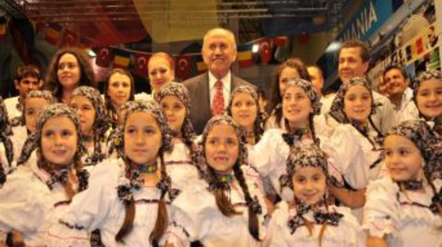 Topbaş, T&uuml;rk&ccedil;e Olimpiyatları K&uuml;lt&uuml;r Ş&ouml;leni'nde Stantları Gezdi