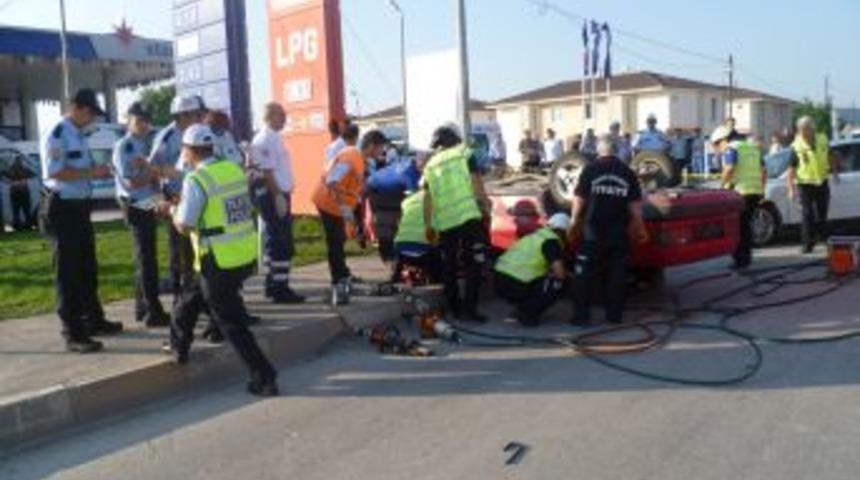 Tır Otomobile &Ccedil;arptı: 2 &Ouml;l&uuml;, 1 Yaralı