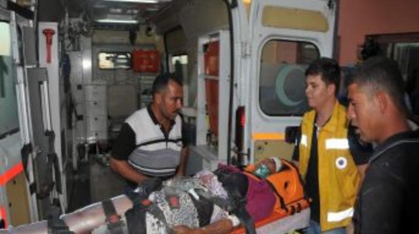 İş&ccedil;ilerini Taşıyan Minib&uuml;s İle Otomobil &Ccedil;arpıştı: 1 &Ouml;l&uuml;, 20 Yaralı