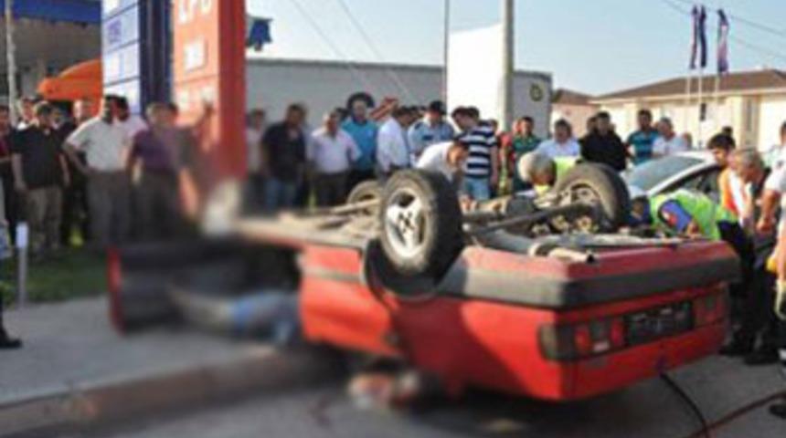 Otomobil aracın &uuml;zerine d&uuml;şt&uuml;; 2 &ouml;l&uuml;