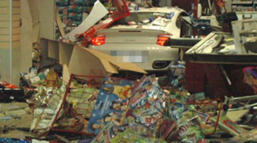 L&uuml;ks otomobil markete daldı