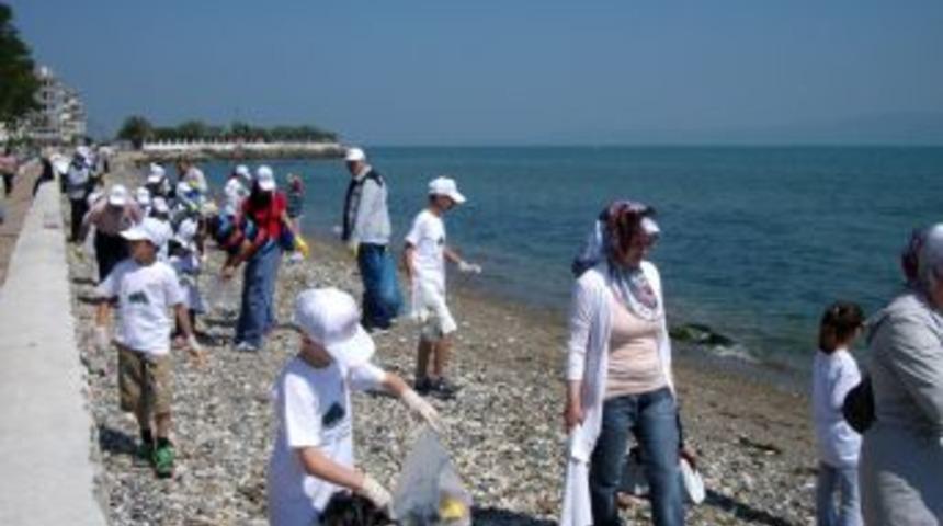 Çocuklar Güzelyalı Sahilini Temizledi